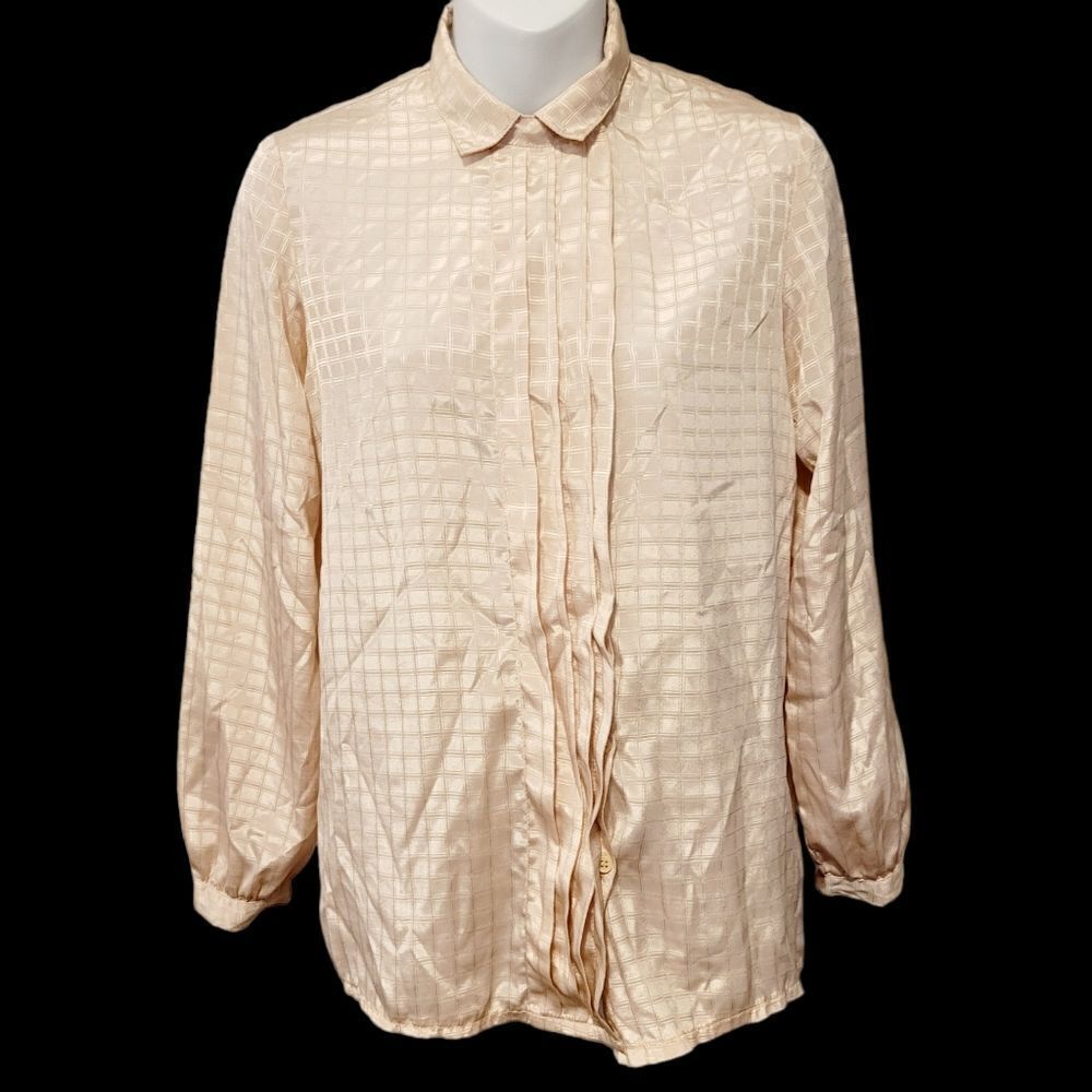 2/$20Vintage Y2K Nude Colour Buttons Down Shirt Size: Small